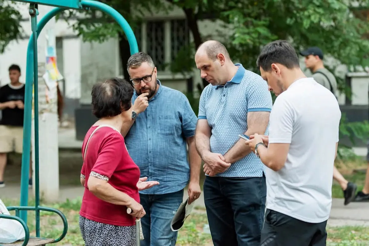 Спортивне шоу на турніках: у Дніпрі на вулиці Яскравій провели відкрите тренування 8