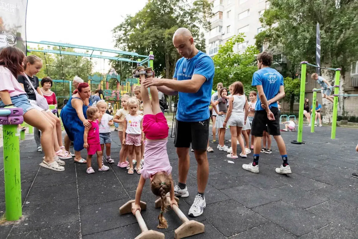 Спортивне шоу на турніках: у Дніпрі на вулиці Яскравій провели відкрите тренування 7