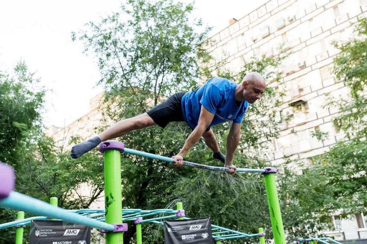 Спортивне шоу на турніках: у Дніпрі на вулиці Яскравій провели відкрите тренування 3