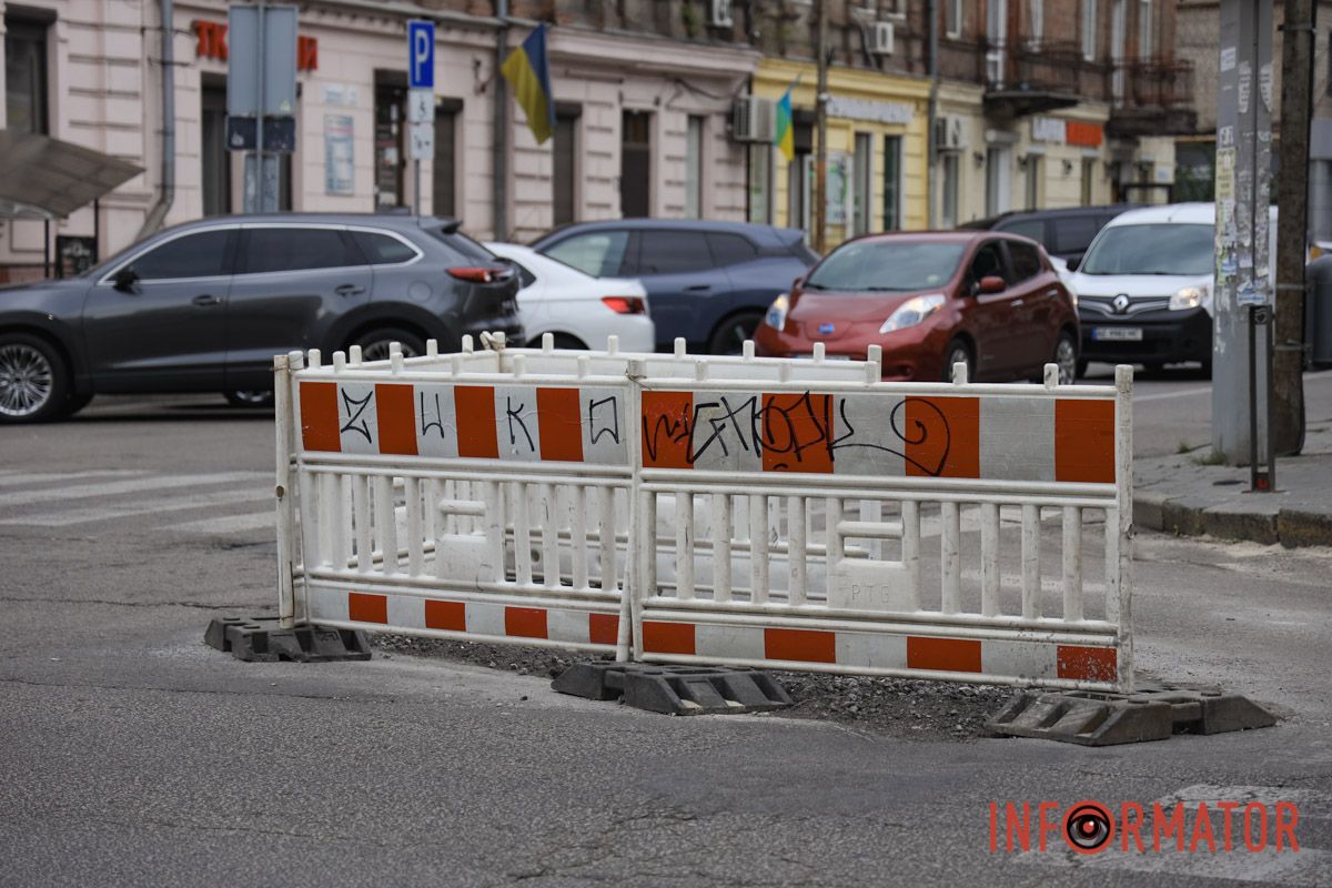 По состоянию на 28 августа яму уже засыпали щебнем. По состоянию на 28 августа яму уже засыпали щебнем.