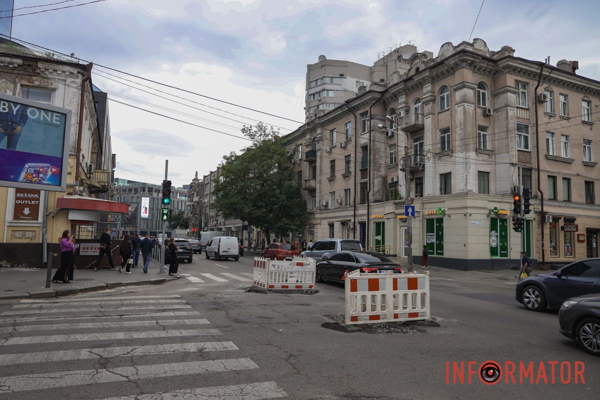 В то же время в нескольких метрах от нее водители видят еще одно ограждение В то же время в нескольких метрах от нее водители видят еще одно ограждение