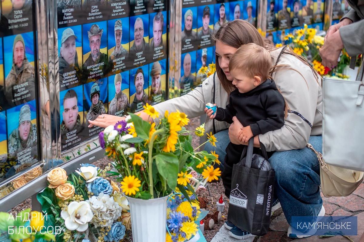 У Кам’янському вшанували пам’ять полеглих захисників України. У Кам’янському на площі Янголів Перемоги відкрили чотири нові рамки на Дошці пам’яті полеглих Героїв 1