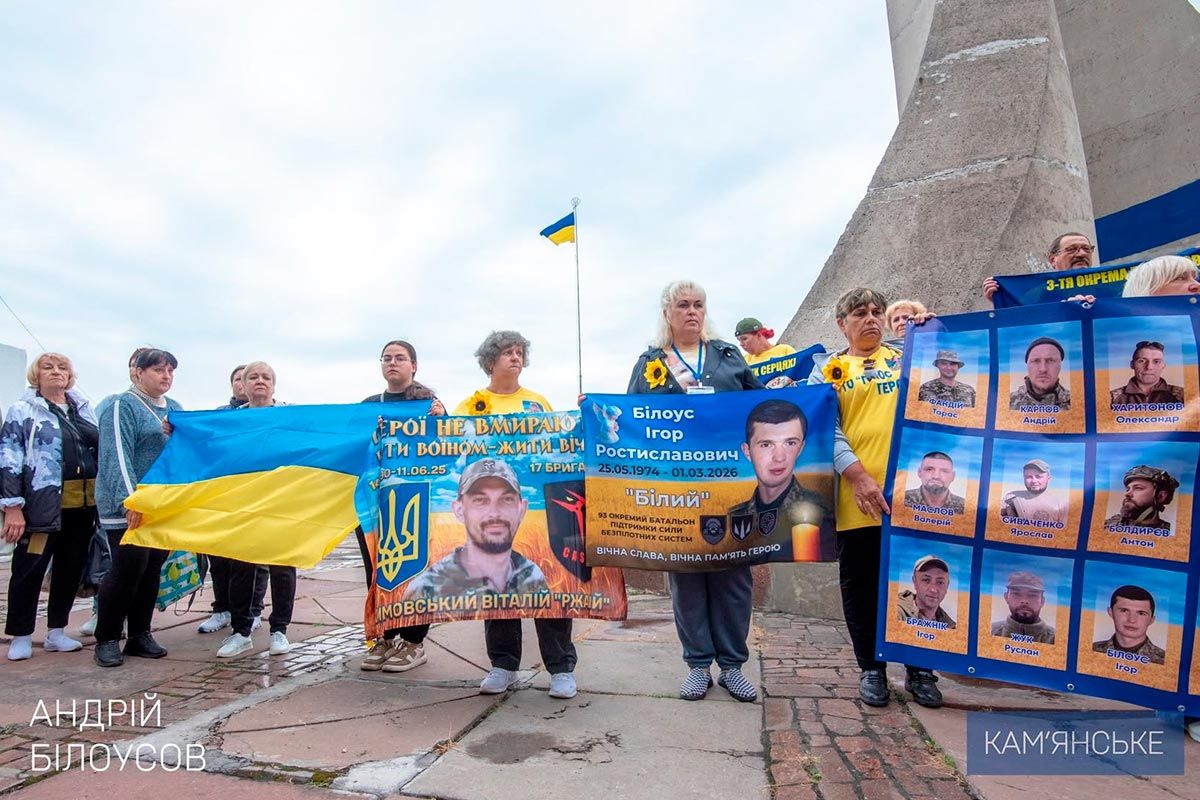 Ще чотири історії полеглих захисників збережені в пам’яті громади У Кам’янському на площі Янголів Перемоги відкрили чотири нові рамки на Дошці пам’яті полеглих Героїв 12
