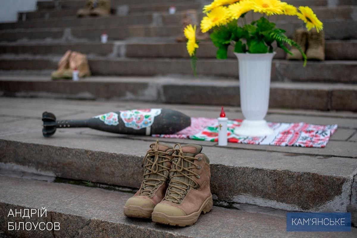 На Дошці пам’яті відкрили чотири нові рамки У Кам’янському на площі Янголів Перемоги відкрили чотири нові рамки на Дошці пам’яті полеглих Героїв 2