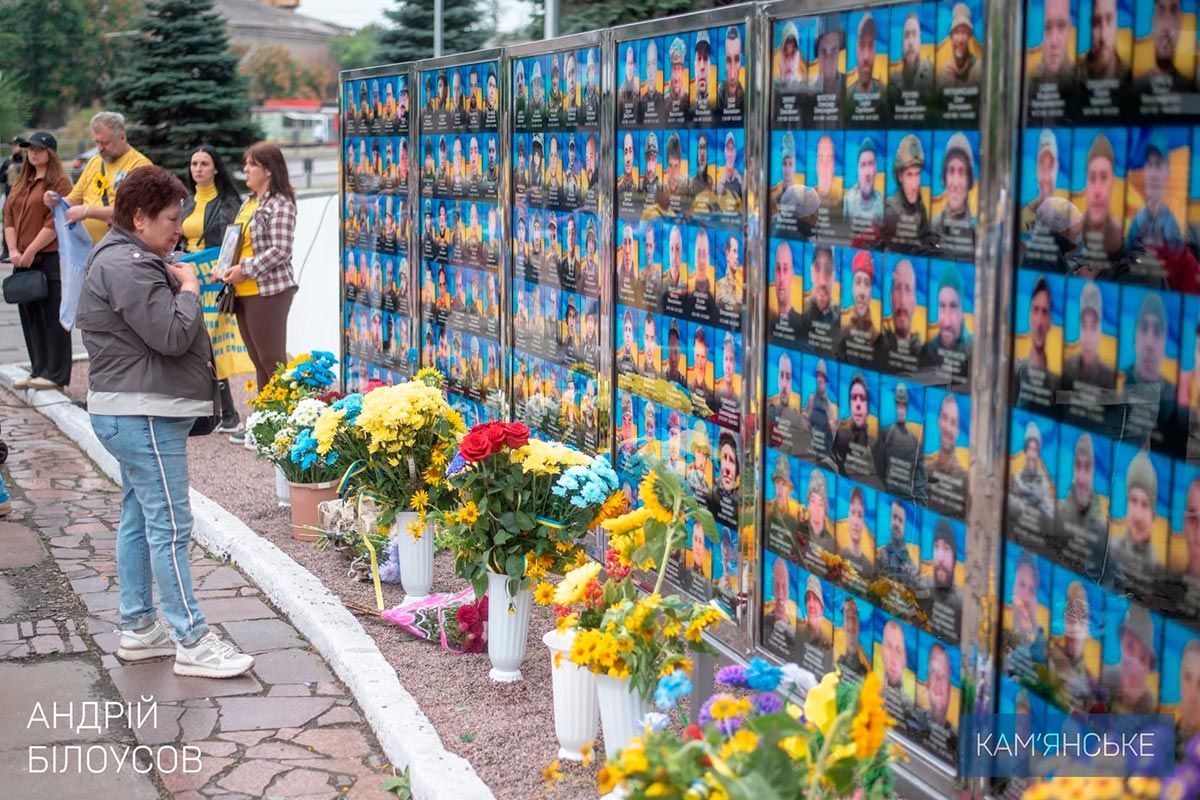 Місце, де зберігають пам’ять про захисників У Кам’янському на площі Янголів Перемоги відкрили чотири нові рамки на Дошці пам’яті полеглих Героїв 14