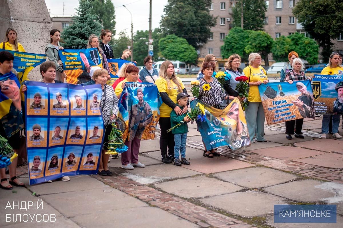 Чотири нові фотографії Героїв з’явилися на Дошці пам’яті У Кам’янському на площі Янголів Перемоги відкрили чотири нові рамки на Дошці пам’яті полеглих Героїв 3