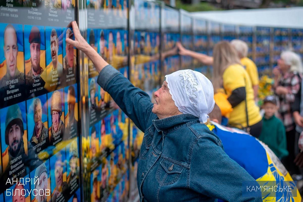 Пам’ять про полеглих захисників зберігають у Кам’янському У Кам’янському на площі Янголів Перемоги відкрили чотири нові рамки на Дошці пам’яті полеглих Героїв 4