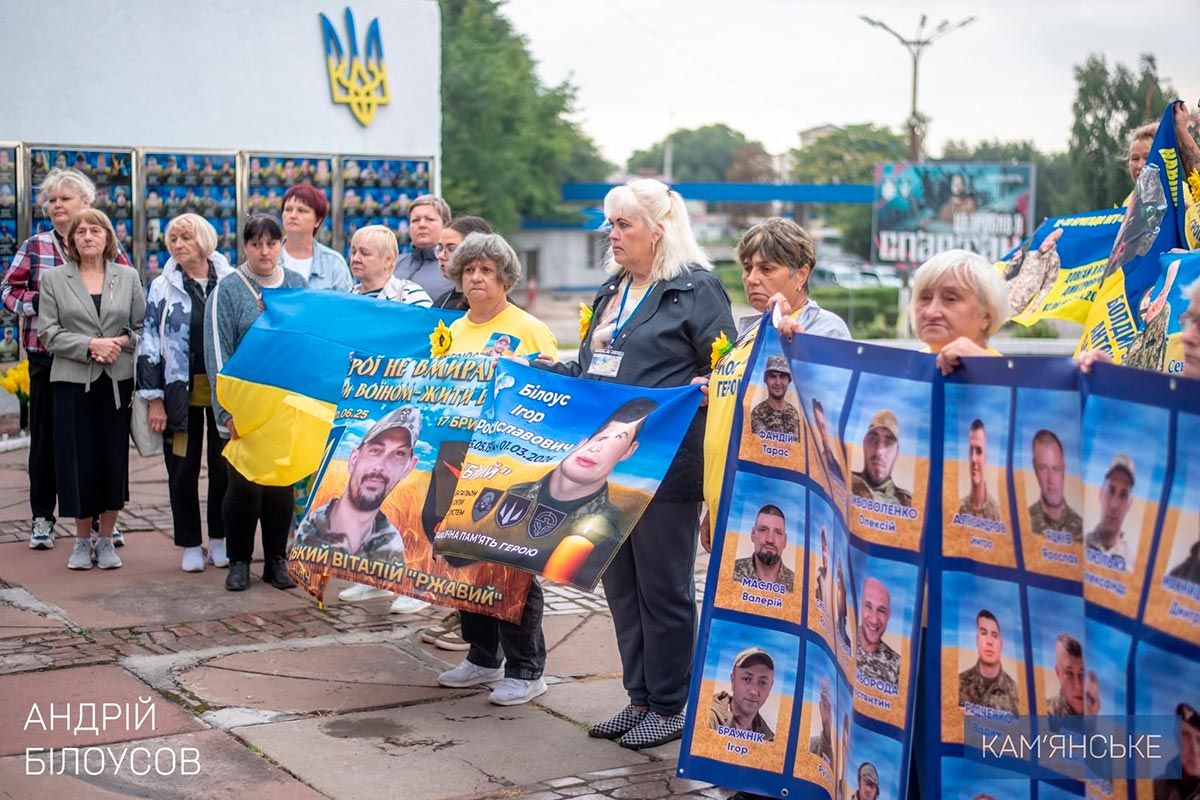 За кожною фотографією — життя, мрії та плани. У Кам’янському на площі Янголів Перемоги відкрили чотири нові рамки на Дошці пам’яті полеглих Героїв 11