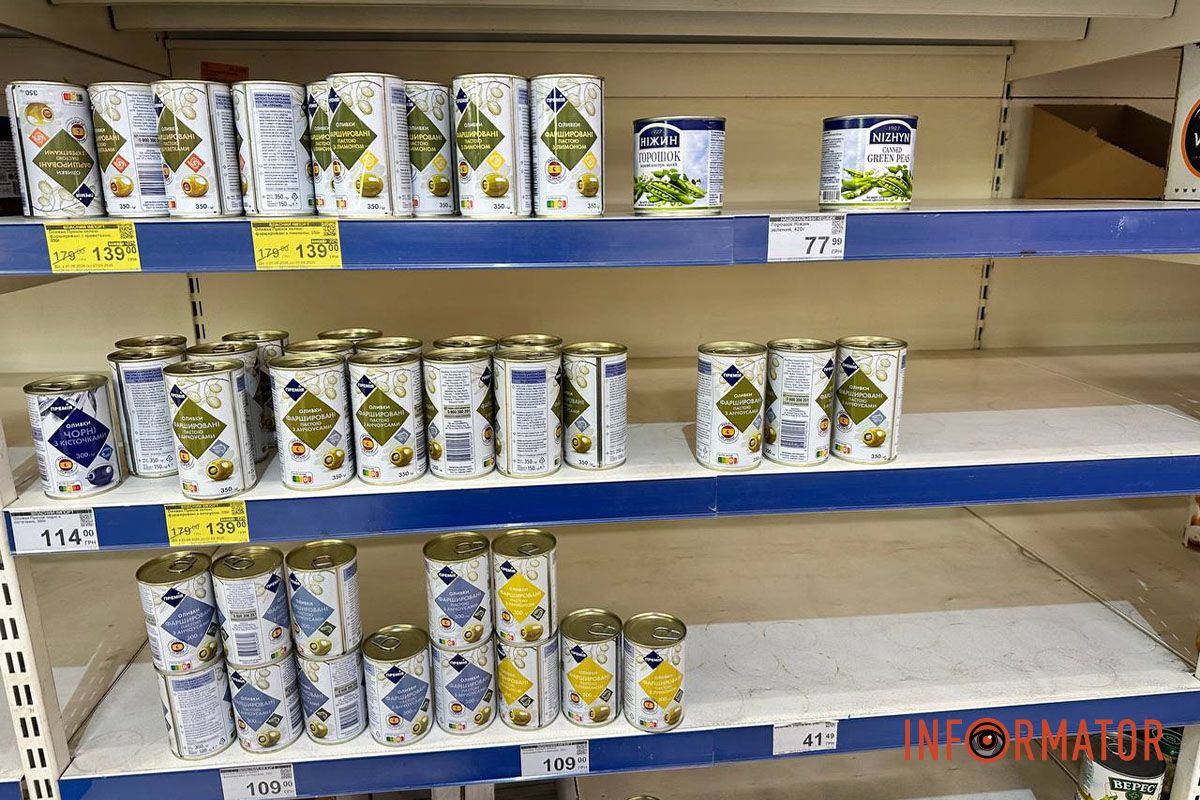 На полицях з консервацією помітні пусті полиці Яка ситуація з продуктами у супермаркетах Дніпра та чи є дефіцит через російські атаки 25