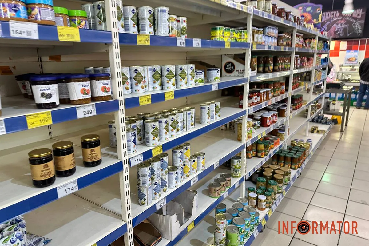 Можна побачити частково відсутній товар Яка ситуація з продуктами у супермаркетах Дніпра та чи є дефіцит через російські атаки 22