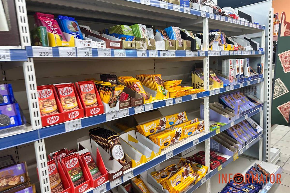 Шоколадки в магазині є Яка ситуація з продуктами у супермаркетах Дніпра та чи є дефіцит через російські атаки 37