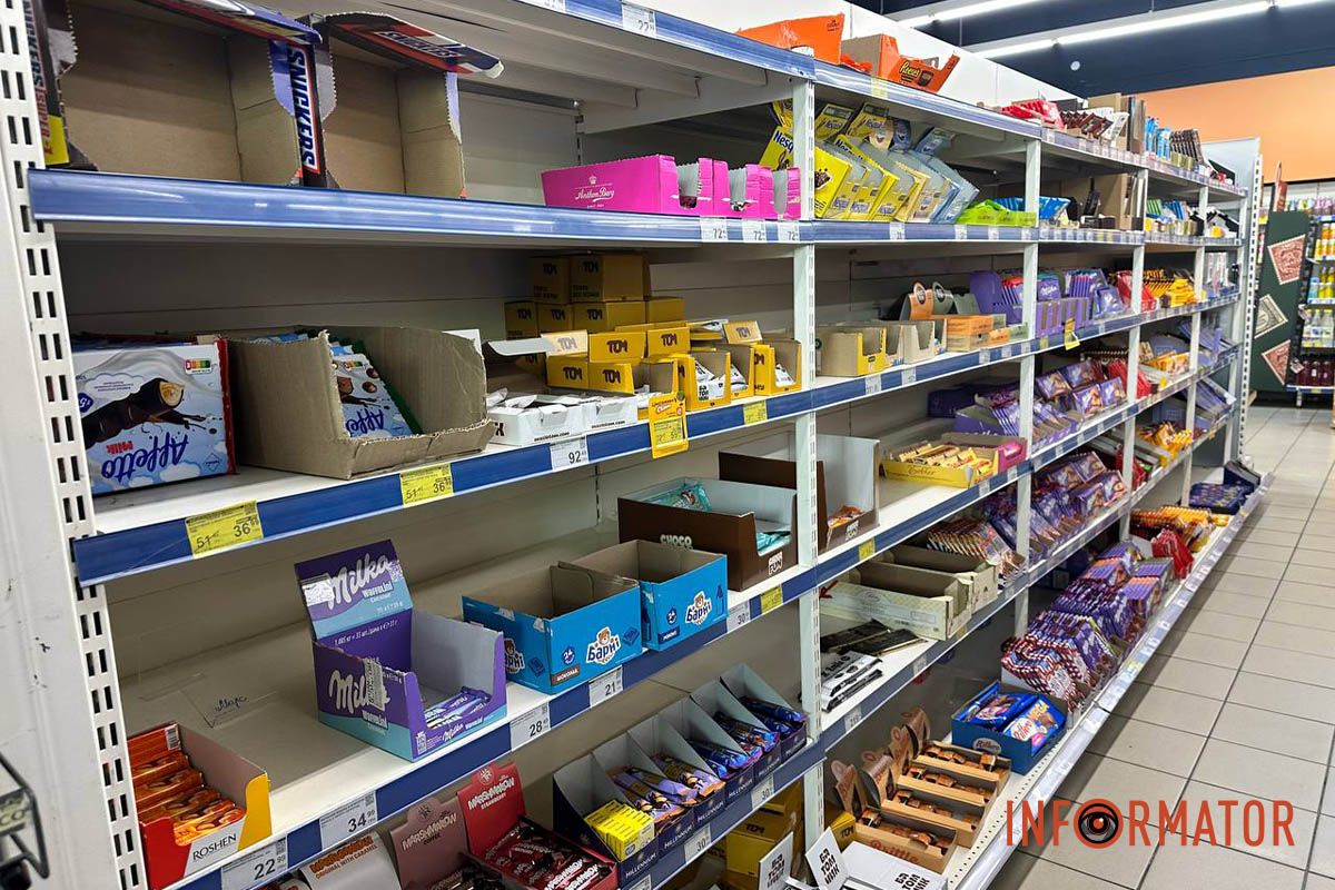 Фото полиць зі смаколиками Яка ситуація з продуктами у супермаркетах Дніпра та чи є дефіцит через російські атаки 43