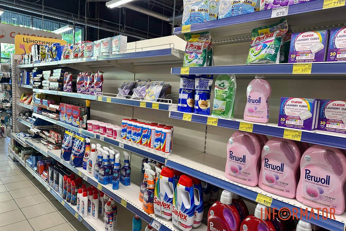 Полиці з побутовою хімією Яка ситуація з продуктами у супермаркетах Дніпра та чи є дефіцит через російські атаки 44