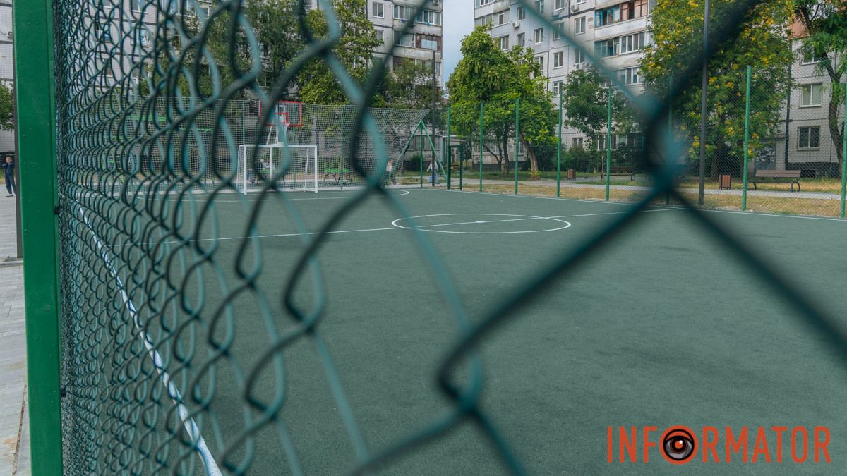 Воркаут-зони, настільний теніс та місця для гри в баскетбол: у Дніпрі на лівому березі оновили спортивний майданчик