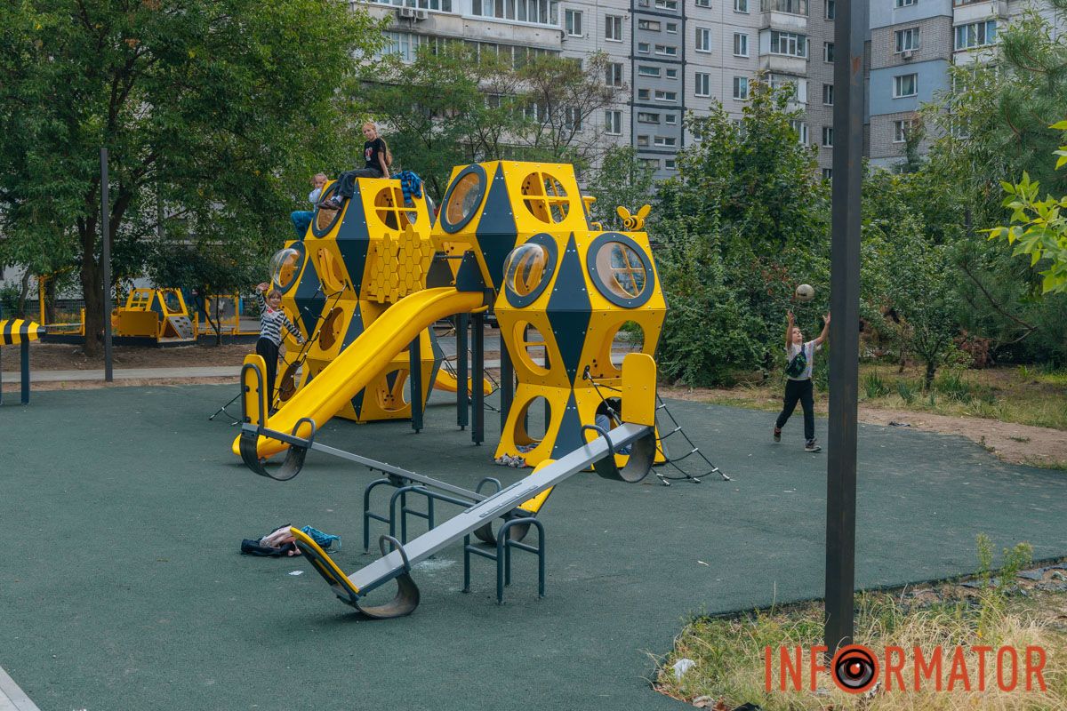 Для безпеки дітей є гумове покриття