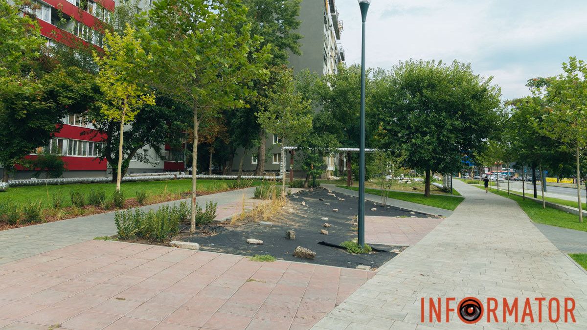 У Дніпрі вандали почали розкрадати оновлену зелену зону на Калиновій: за фіксацію злочинів оголосили нагороду