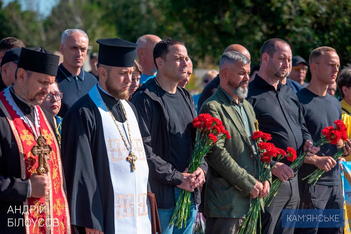 Учасники заходу поклали квіти до пам’ятного знака Учасники заходу поклали квіти до пам’ятного знака