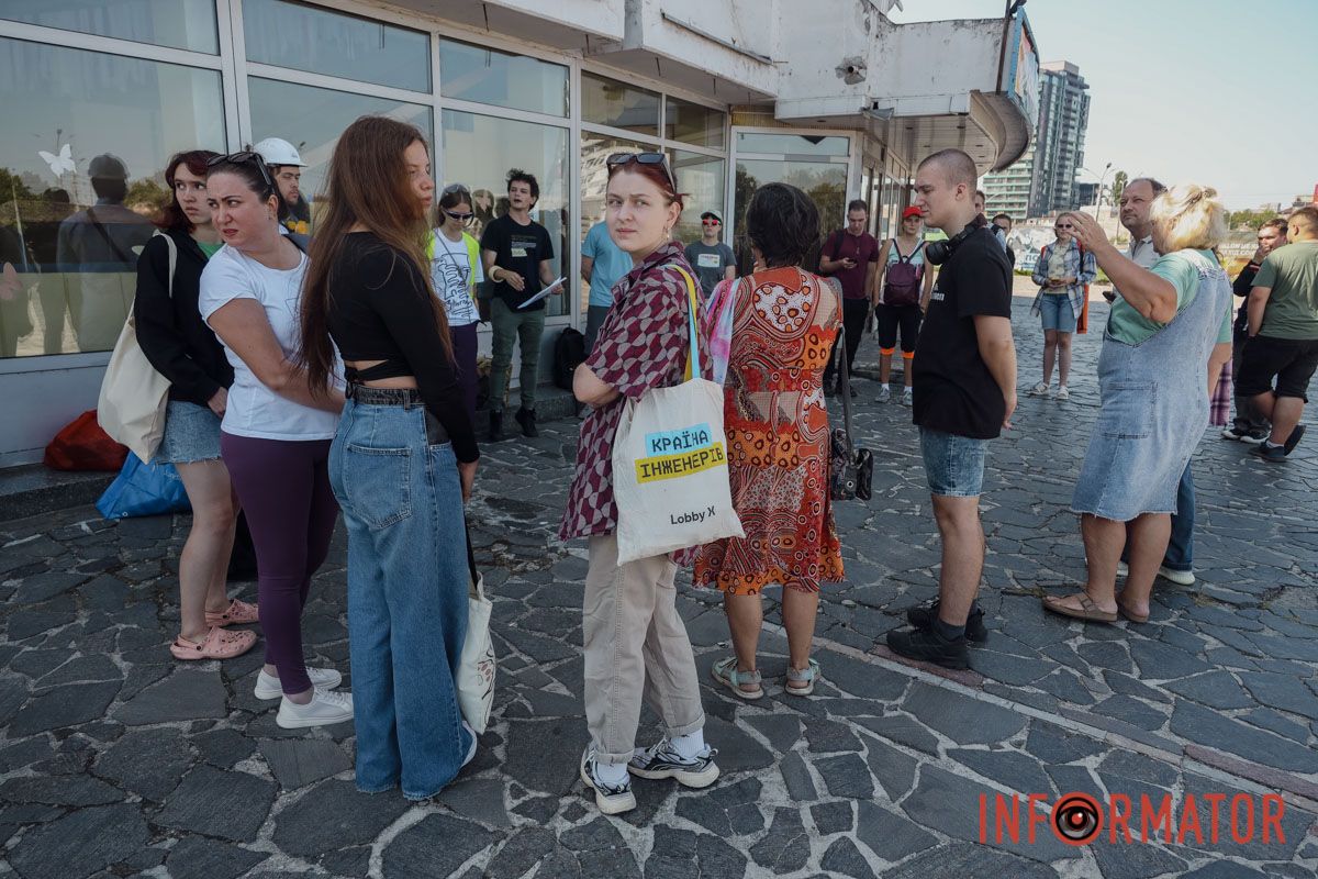 Дніпровський цирк очищають від графіті: активісти влаштували толоку 15