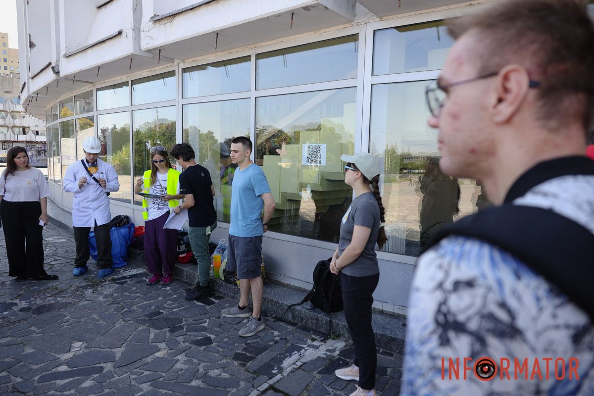 Дніпровський цирк очищають від графіті: активісти влаштували толоку 18