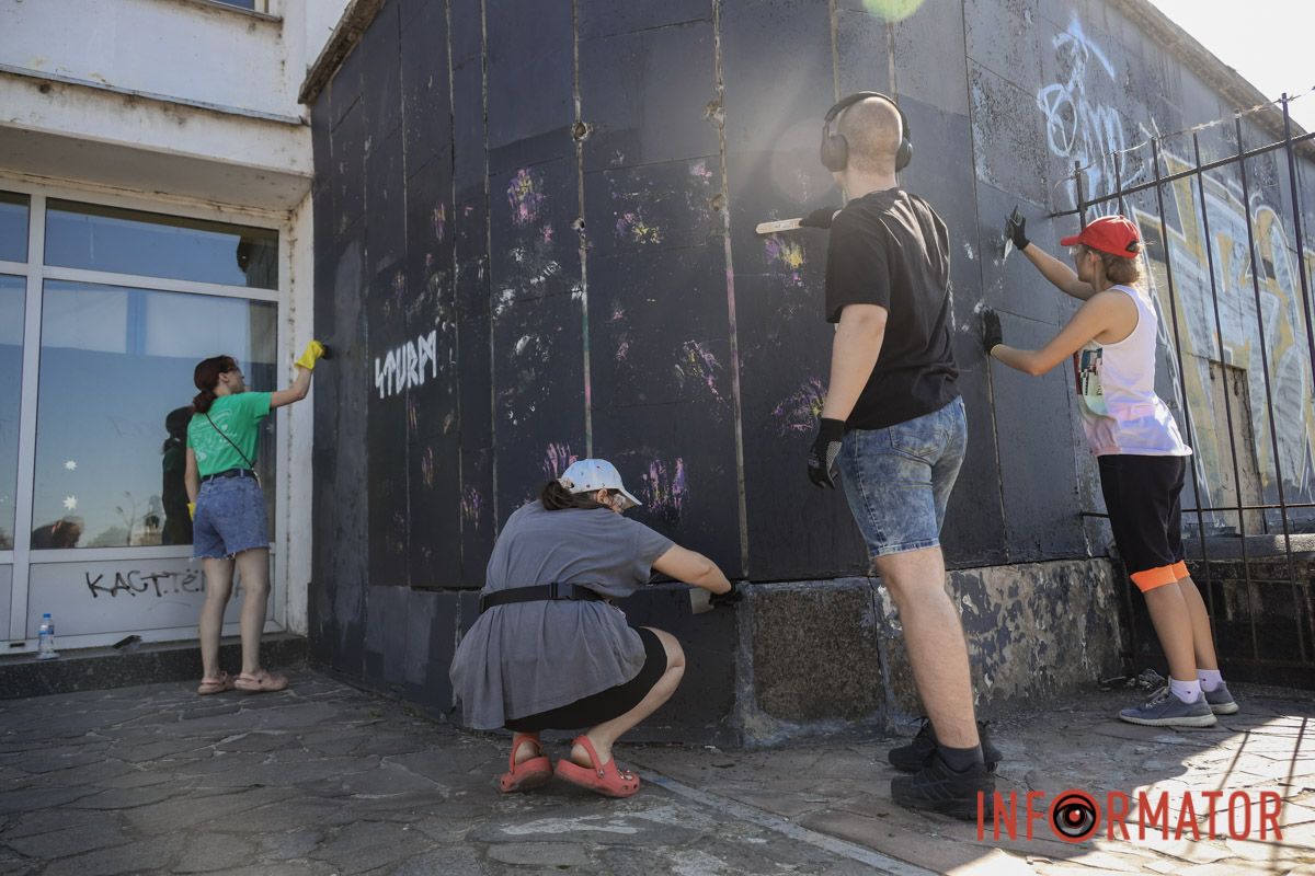 Дніпровський цирк очищають від графіті: активісти влаштували толоку 35