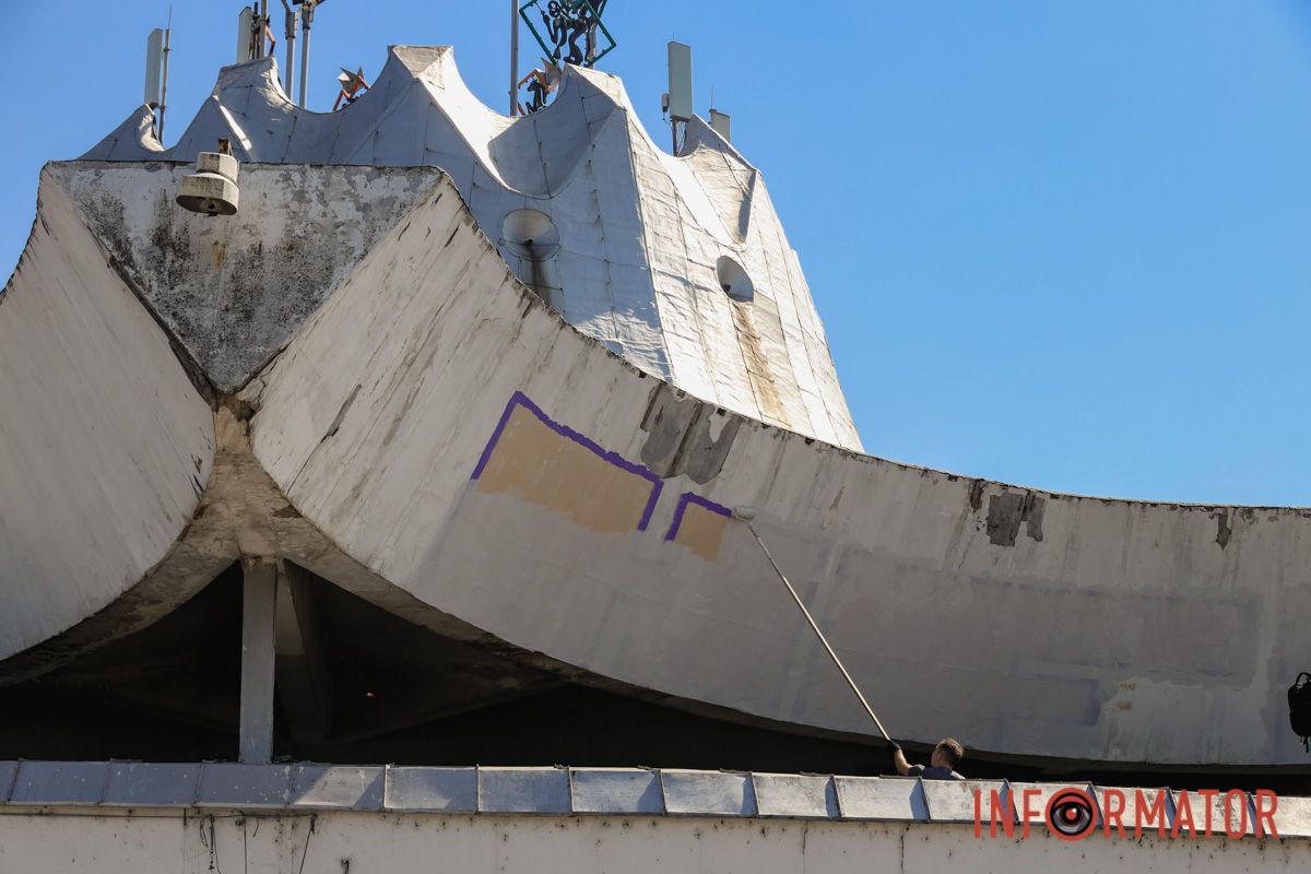 Дніпровський цирк очищають від графіті: активісти влаштували толоку 36