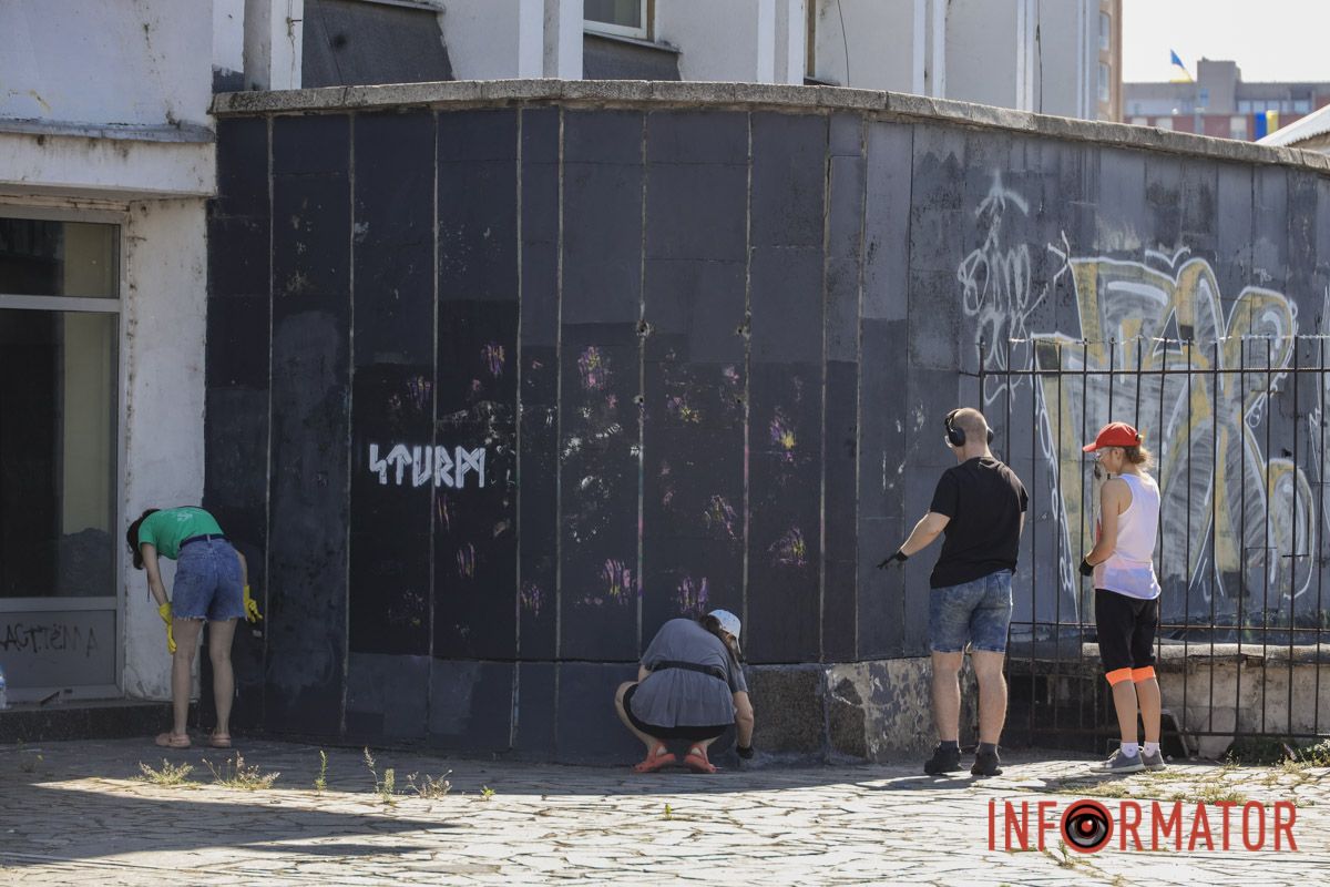 Дніпровський цирк очищають від графіті: активісти влаштували толоку 38