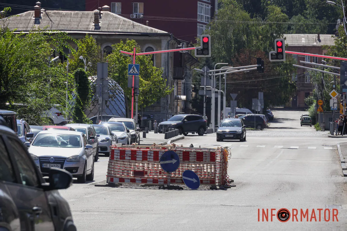 У Дніпрі вже три місяці залишається огороджена ділянка дороги на вулиці Павла Нірінберга біля Успенської площі Від ями до великої перешкоди: як змінилося провалля біля Успенської площі за три місяці 1