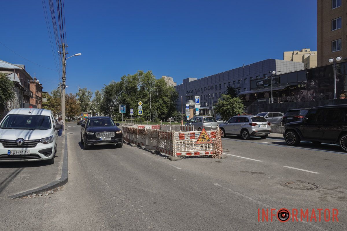 Про провал асфальту стало відомо ще 25 травня Від ями до великої перешкоди: як змінилося провалля біля Успенської площі за три місяці 5