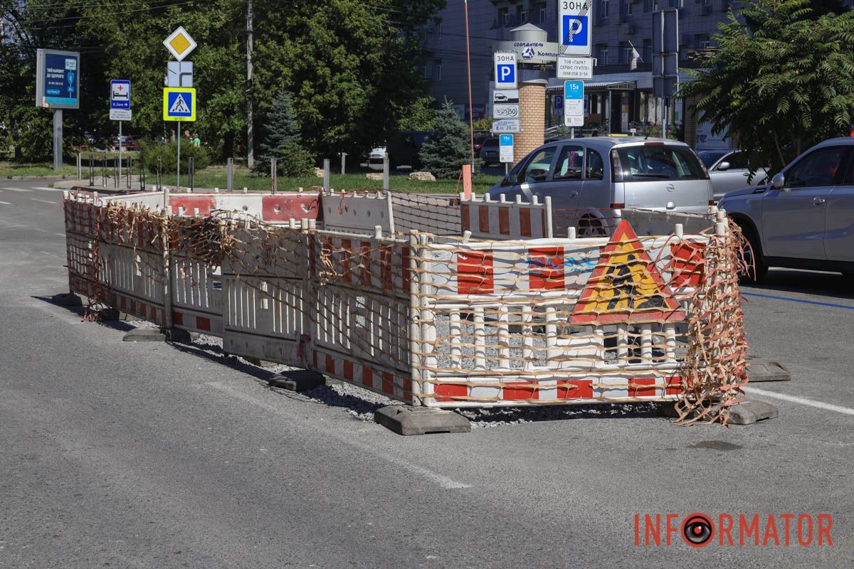 Тоді місце огородили Від ями до великої перешкоди: як змінилося провалля біля Успенської площі за три місяці 6