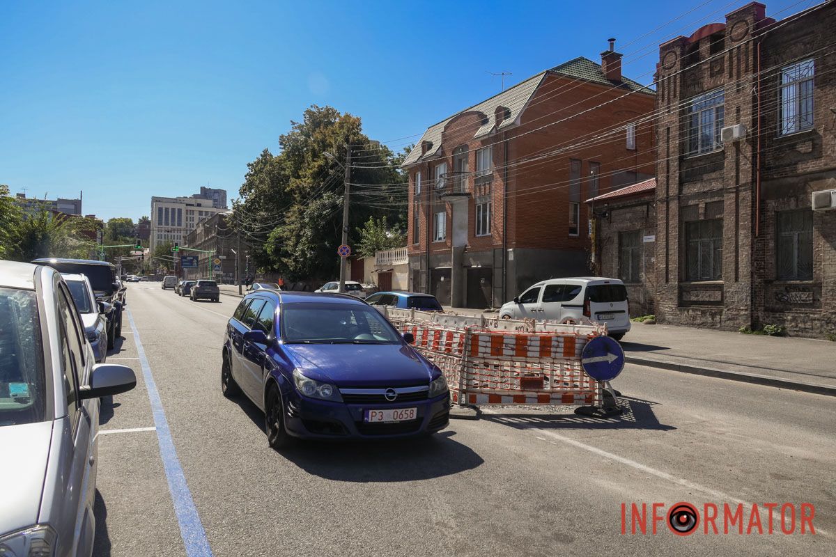 Пошкоджену частину дороги засипали щебенем Від ями до великої перешкоди: як змінилося провалля біля Успенської площі за три місяці 14
