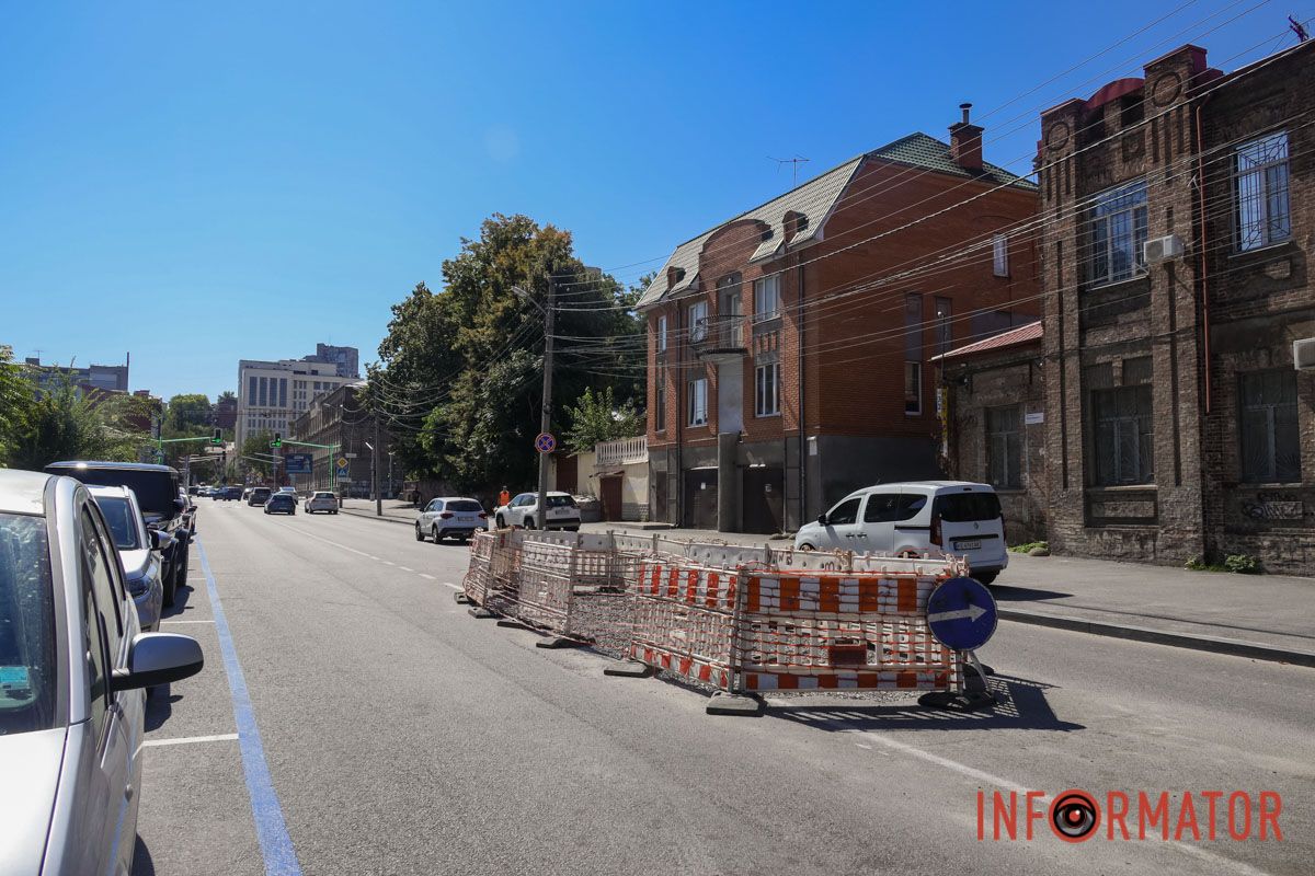 Огороджена ділянка займає близько 10 метрів Від ями до великої перешкоди: як змінилося провалля біля Успенської площі за три місяці 15