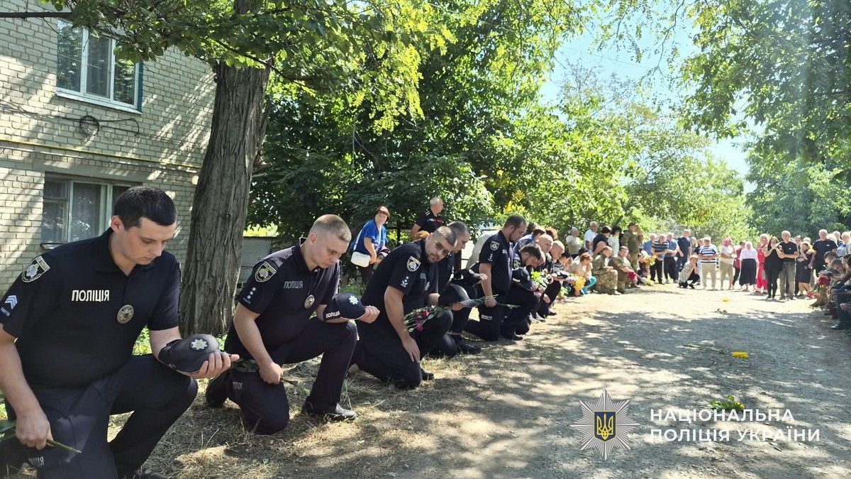 На церемонію прощання прийшли рідні, друзі, колеги та побратими На церемонію прощання прийшли рідні, друзі, колеги та побратими