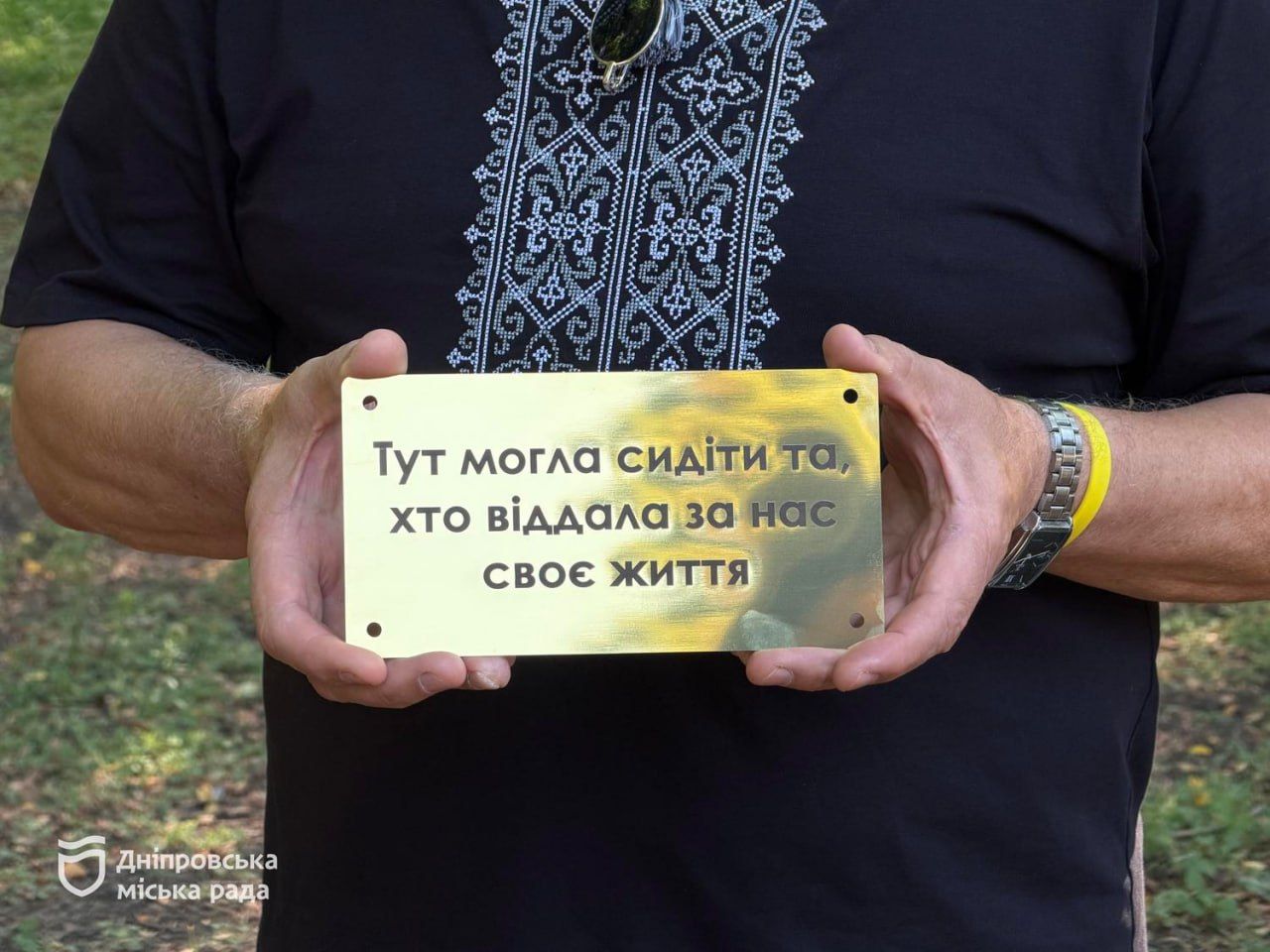 У Дніпрі у парку імені Богдана Хмельницького встановили меморіальну табличку на честь загиблих Захисниць України У Дніпрі у парку імені Богдана Хмельницького встановили меморіальну табличку на честь загиблих Захисниць України