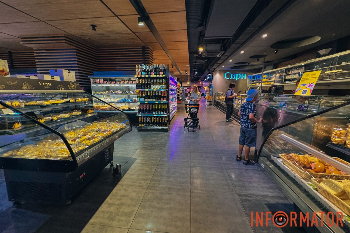 Усі полиці з продуктами харчування  повністю заповненні