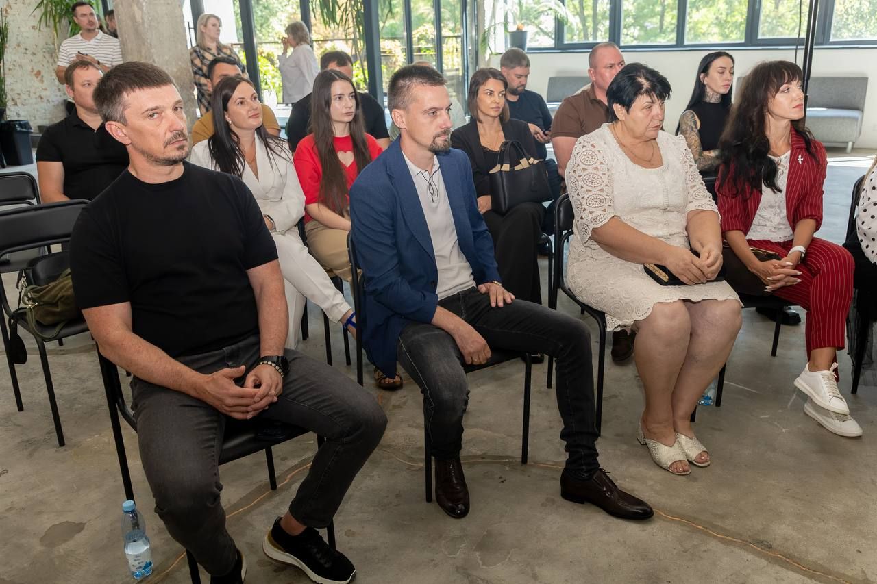 Порушенні питання включають низькі зарплати соцпрацівників, брак транспорту для людей з інвалідністю, обстріли медиків у Нікополі, а також ремонти доріг і водопроводу. Порушенні питання включають низькі зарплати соцпрацівників, брак транспорту для людей з інвалідністю, обстріли медиків у Нікополі, а також ремонти доріг і водопроводу.