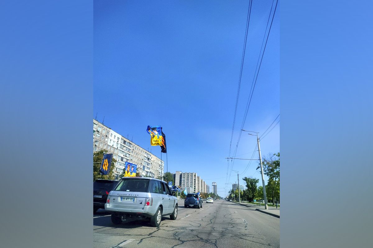 Колонна машин с государственными флагами проехала по центральным улицам города
