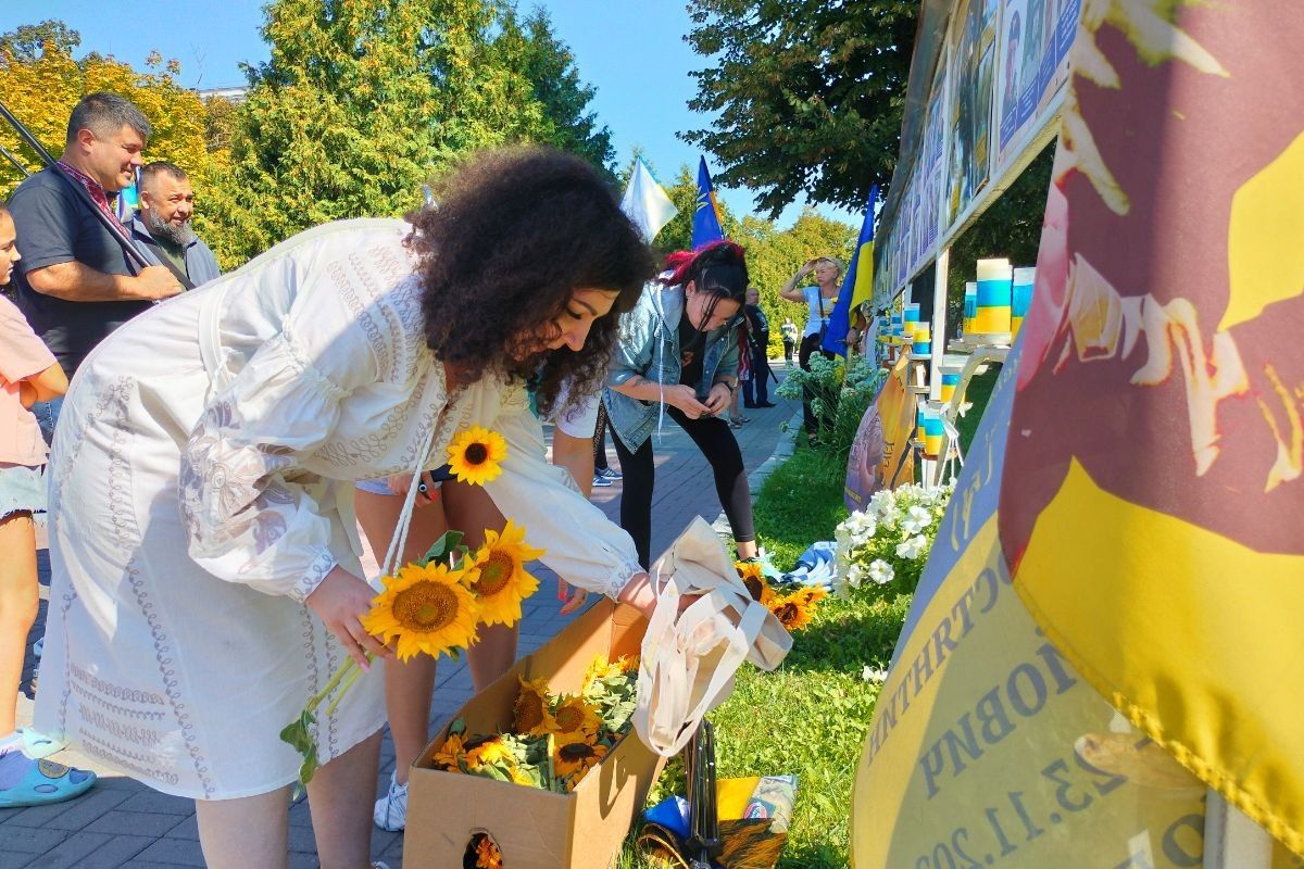 Зажгли лампадки и почтили память павших Защитников и Защитниц Украины