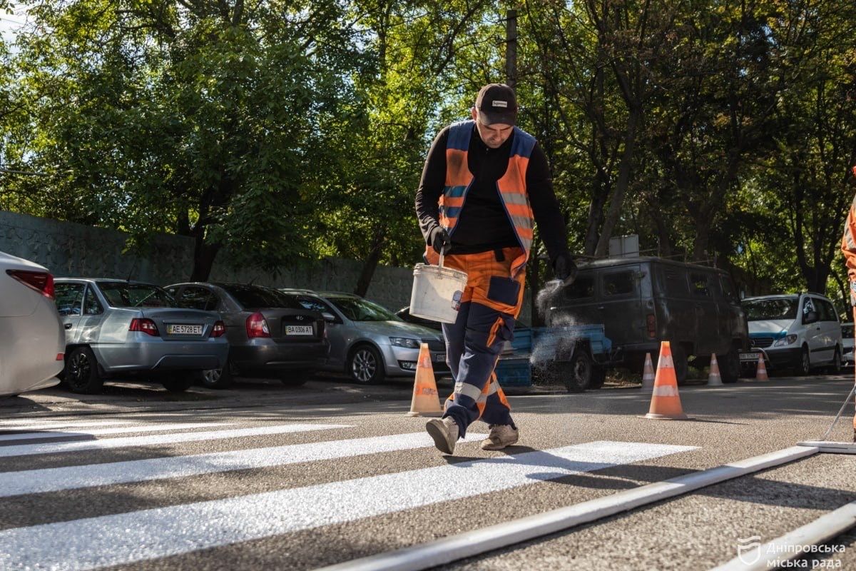 У Дніпрі тривають роботи з відновлення дорожньої розмітки біля закладів освіти