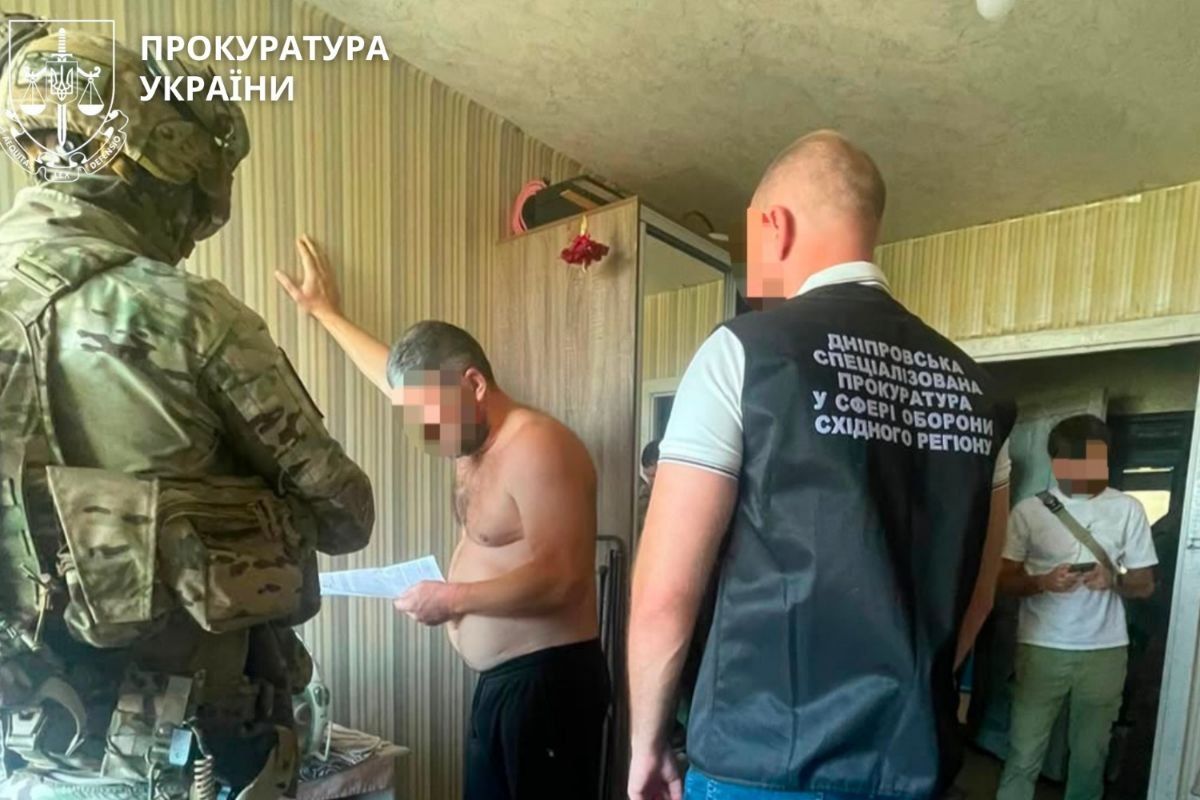 У Дніпропетровській області викрили чотирьох людей, які вимагали у військовослужбовця 20 тисяч доларів за обіцянку перевести його з передової до тилової частини У Дніпропетровській області викрили чотирьох людей, які вимагали у військовослужбовця 20 тисяч доларів за обіцянку перевести його з передової до тилової частини