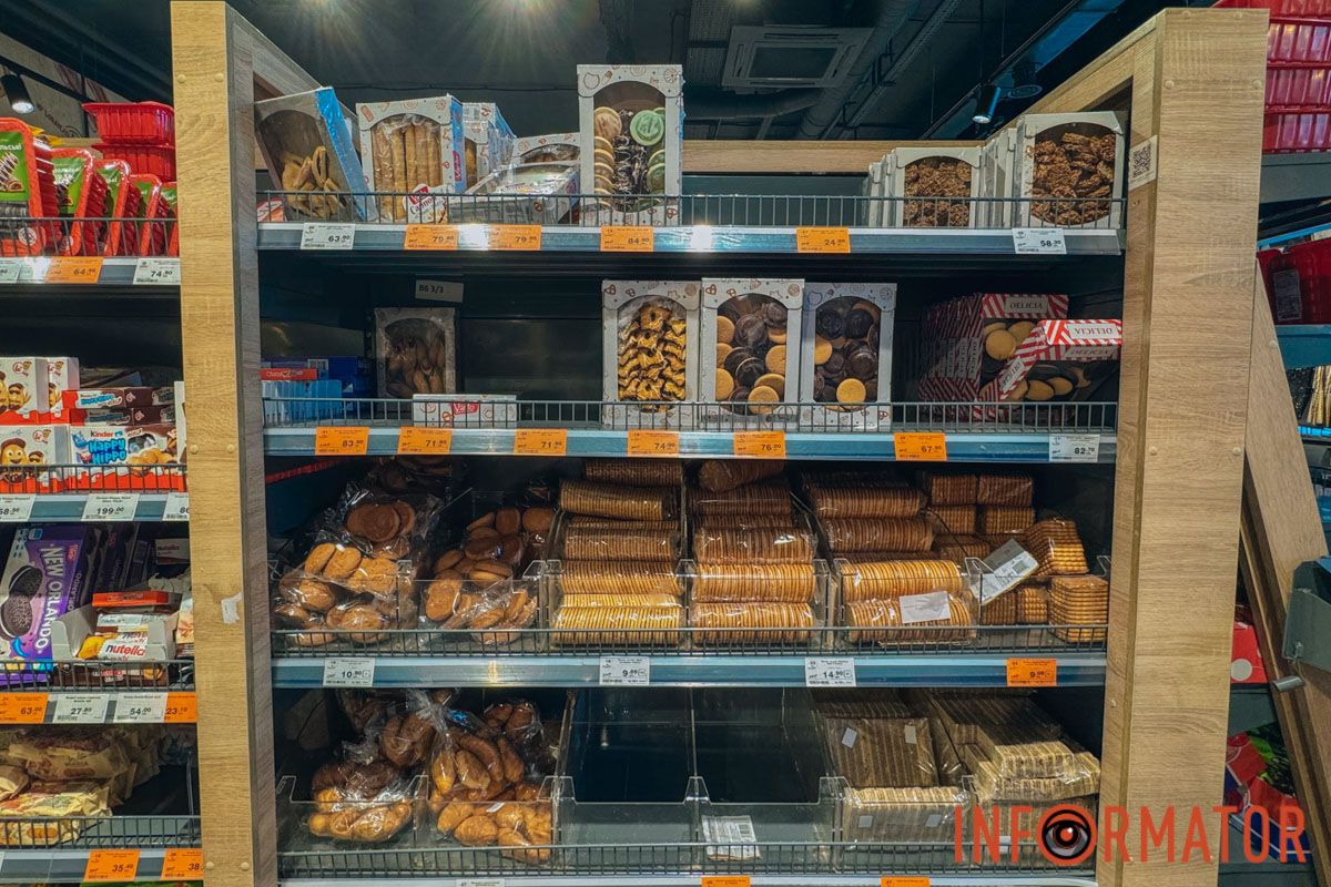 Запаси печіва на полицях магазину