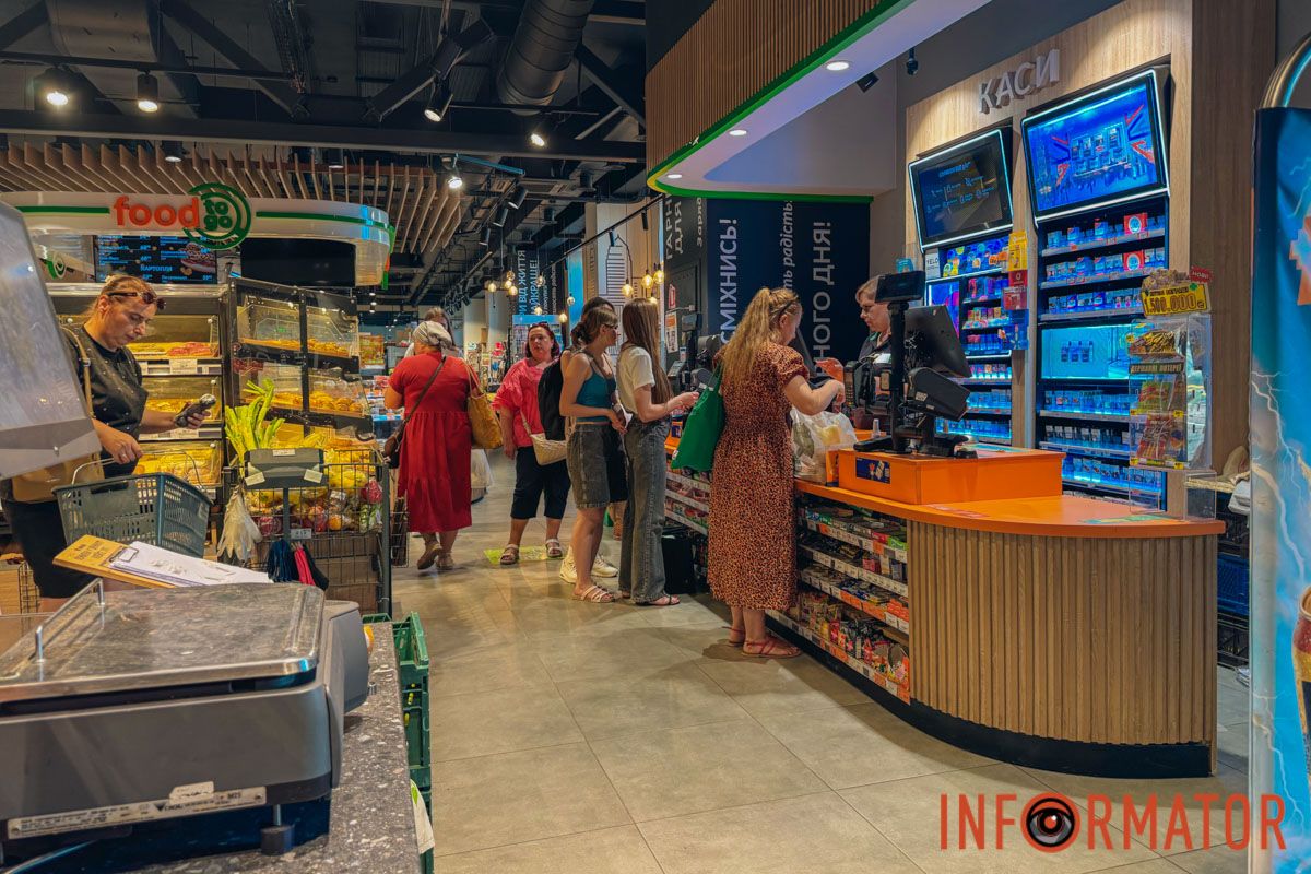 Люди запасаються деякими продуктами