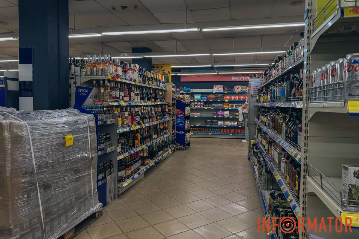 Магазини не припиняли роботу.