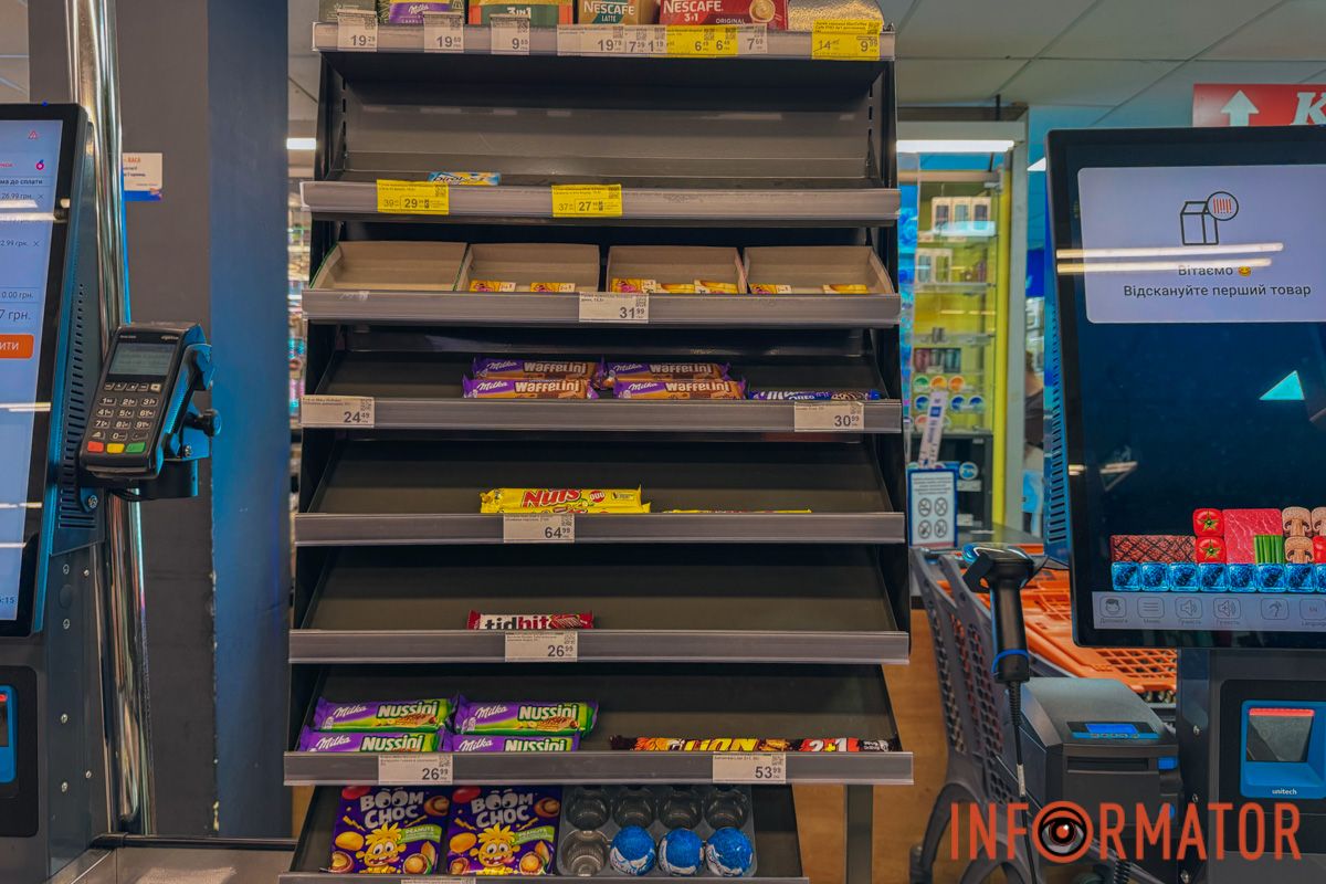 На поличках із кондитерською продукцією брендів Roshen та ХБФ