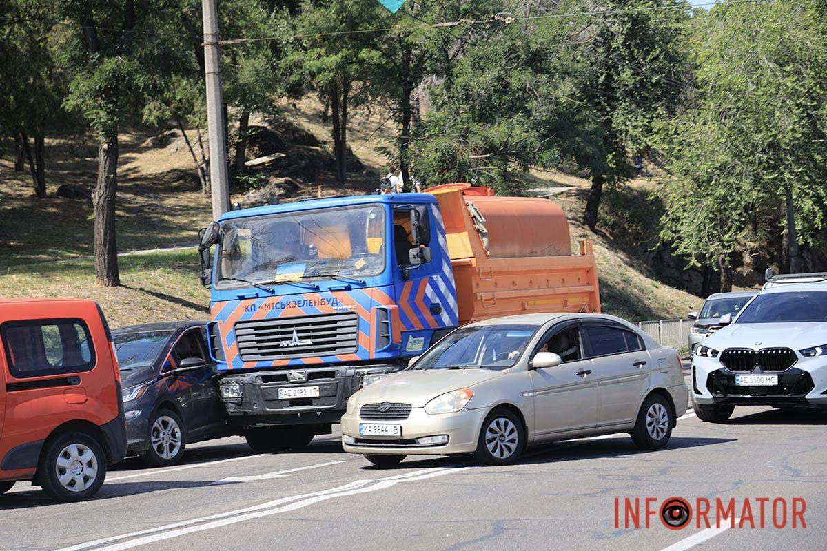 В Днепре на Сичеславской Набережной столкнулись Шевроле и МАЗ коммунальщиков: заняты две полосы 4
