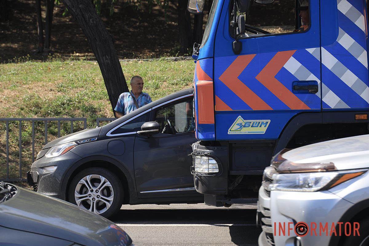 В Днепре на Сичеславской Набережной столкнулись Шевроле и МАЗ коммунальщиков: заняты две полосы 2