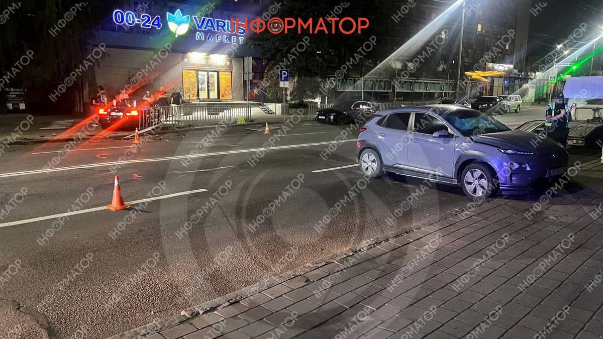 У центрі Дніпра BMW в результаті ДТП зніс паркан та вилетів на тротуар дтп 1