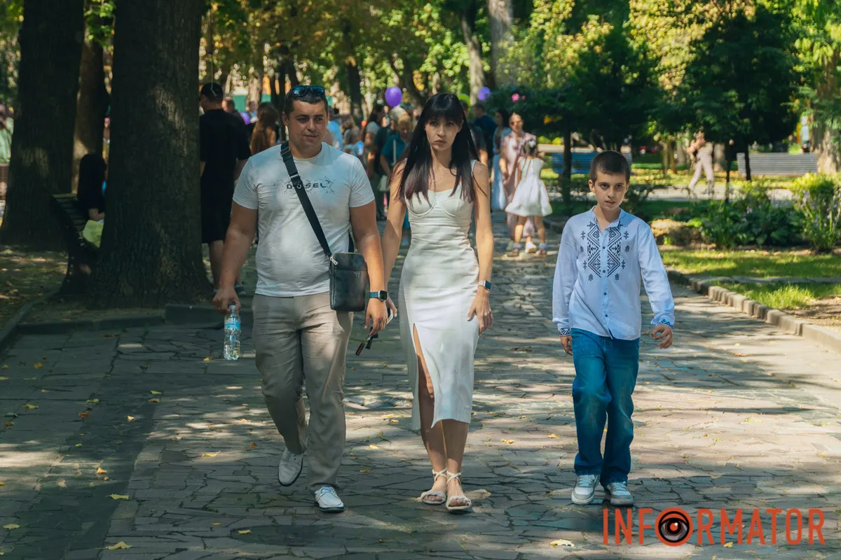 Хтось поспішав на перший урок, а хтось після урочистостей вирушив гуляти містом разом із друзями та однокласниками