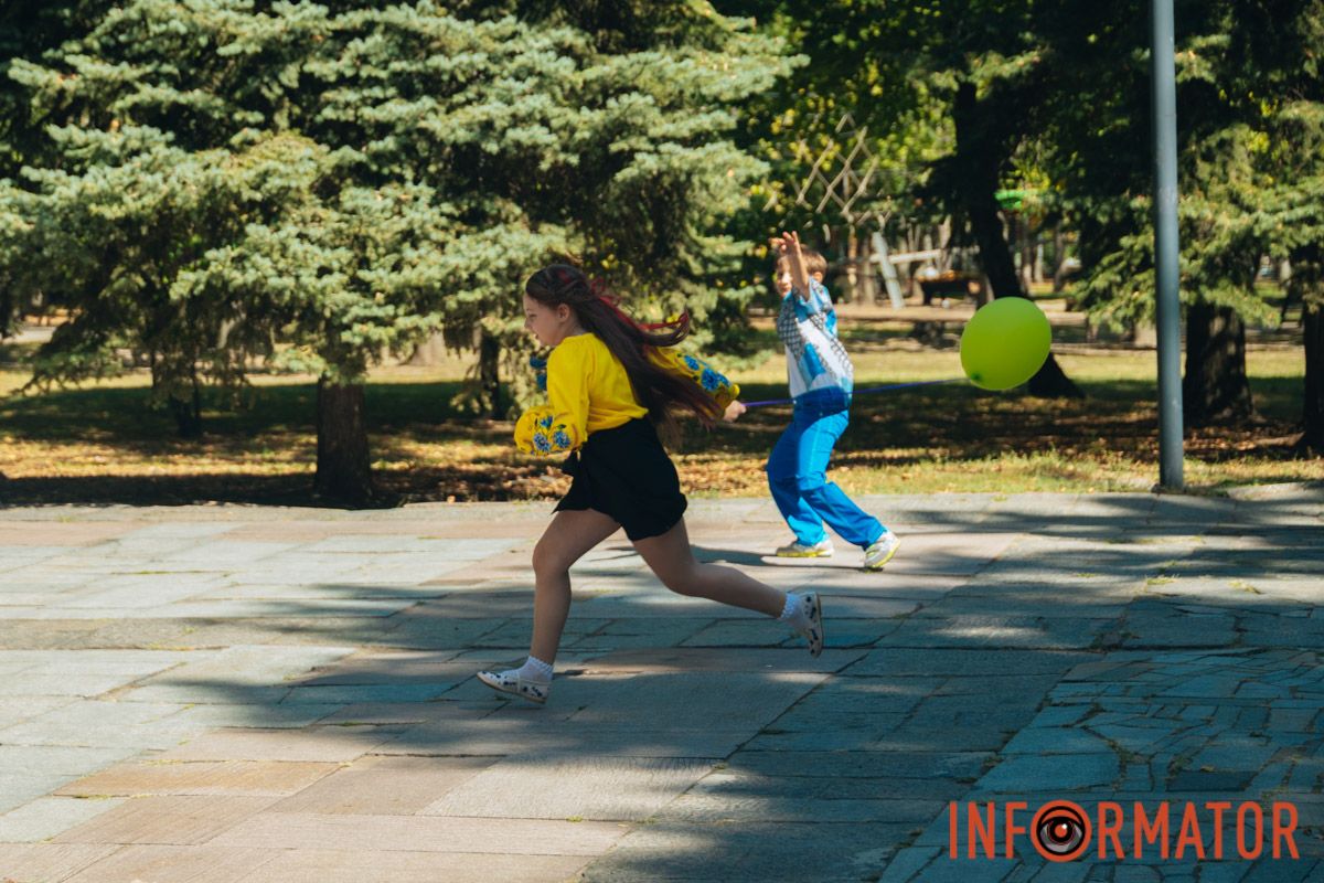 Молодь збиралася компаніями, робила спільні фото та ловила моменти, які хочеться зберегти на згадку