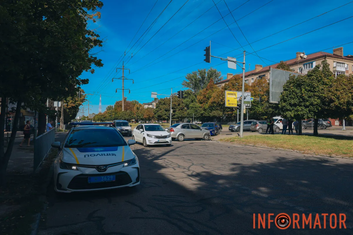 В Днепре на проспекте Поля столкнулись Chevrolet и Hyundai: есть пострадавшие 15