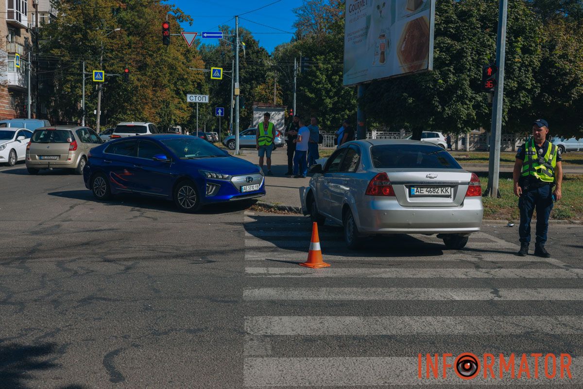 В Днепре на проспекте Поля столкнулись Chevrolet и Hyundai: есть пострадавшие 16